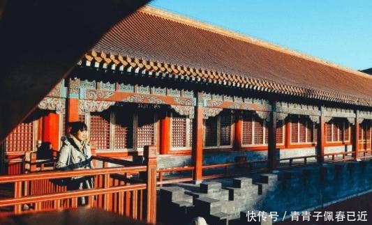 日本姑娘到中国旅游，看到故宫的名画大喊：这不就是我吗？