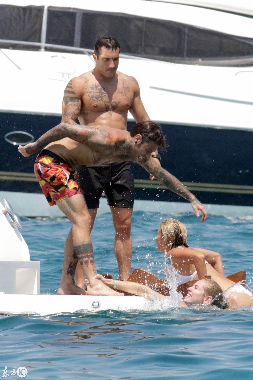 意大利网红美女琪亚拉法拉格尼跟男友海边度假戏水吸引众人眼球