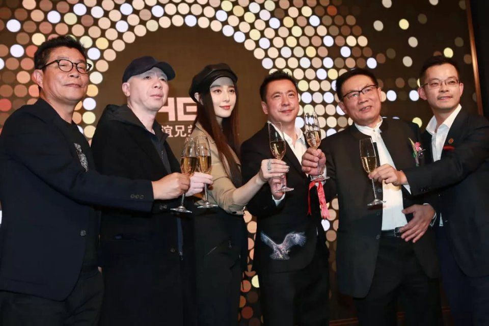 冯小刚被消失，“欠”华谊的8000万悬了