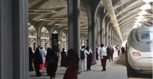 中国参建世界首条穿越沙漠的高铁开通，沙特百万民众欢呼感谢！