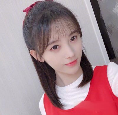 长发女生在家也不要散着头发，这样扎起来随意又有女人味儿！