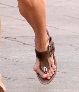 女星的高跟鞋一个比一个夸张，她脚趾都在使力却还是输给了杨幂