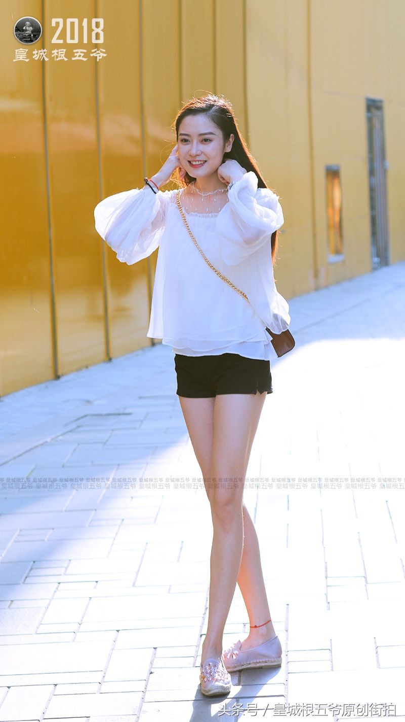 街拍:跟着三里屯潮拍美女来学日常淑女风穿搭