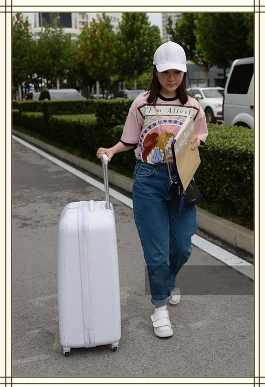 看了宋祖儿新生报到照，再看李兰迪，网友：果然是没对比就没伤害