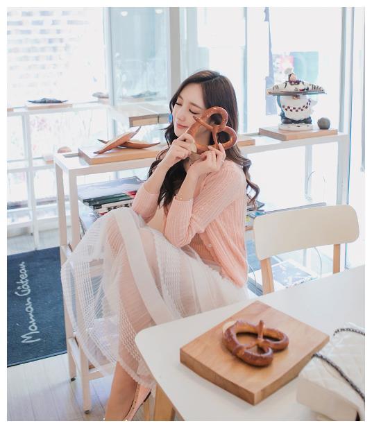 秀气搭配的紧身裙美女，休闲又不失潮流，十分养眼！