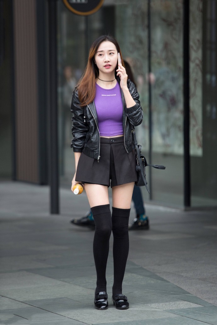 街拍：穿着清新简单出门的小姐姐，简简单单的穿衣，也是一种美！