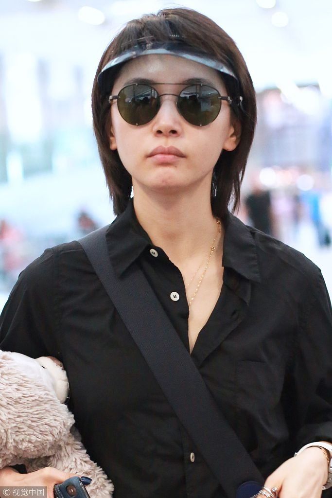 王子文戴遮阳帽时髦又帅气 抱玩偶玩下衣失踪秀美腿