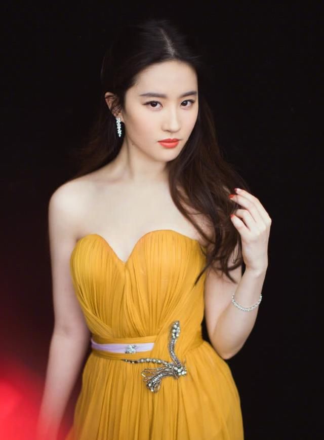 刘亦菲是怎么想的？竟然把爱心“贴纸”粘在鞋上，感觉像是过家家