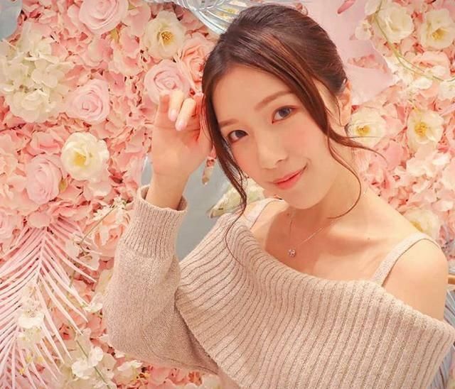  [全屏幕]“千亿元女朋友”偎依在好闺蜜胸口发嗲，扎双麻花辫全屏幕清纯少女气场