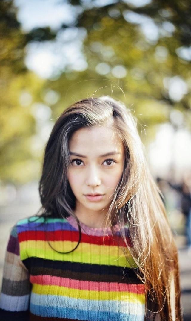 29岁杨颖真会穿!一袭深V吊带长裙端庄优雅,网友:黄晓明好福气