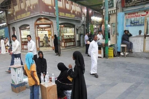 去迪拜旅游时，遇到黑袍女性最好躲远点，导游：她们没那么简单