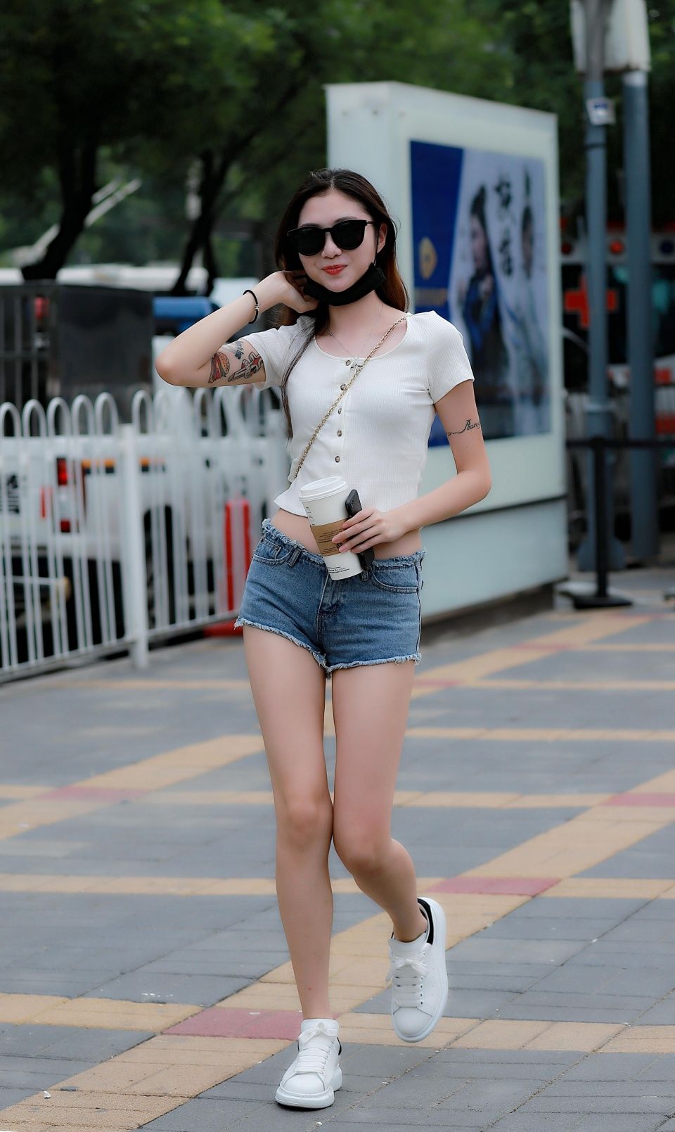 街拍：她时尚俏丽的风格和苗条多姿的身材引人关注