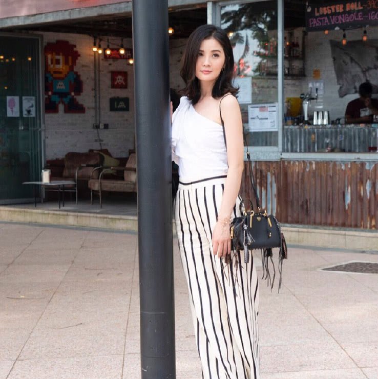 蔡卓妍真敢穿！这么宽松的裤子都能撑起来，网友：勒的不难受吗？