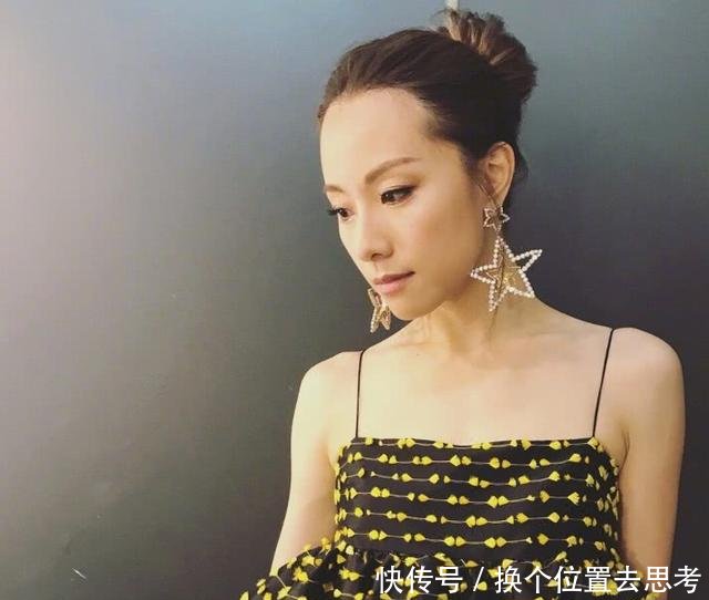 邓丽欣这裙子也太大了吧，这是在里面放了张桌子吗四缺三