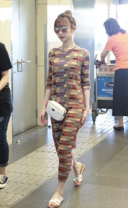 毛晓彤机场照火了，裙子穿得这么高级，脚下却穿10元的拖鞋！