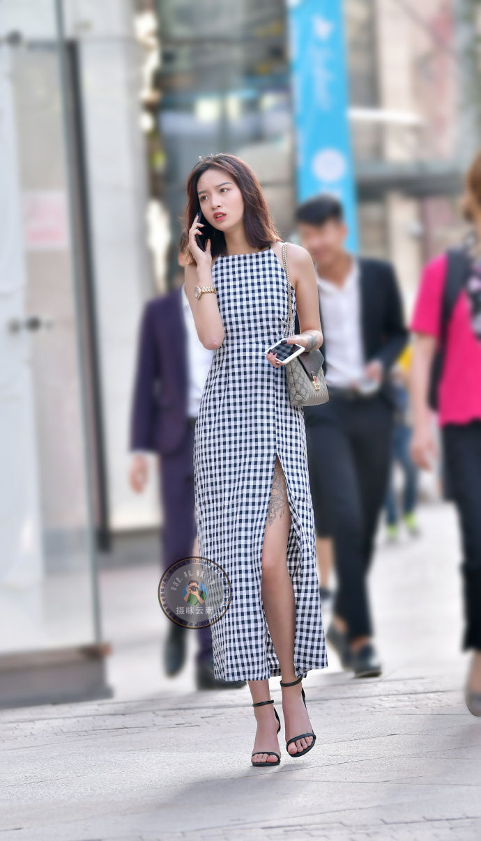 路人街拍：青春靓丽的小姐姐们就是会穿，时髦开叉裙真是太美了！