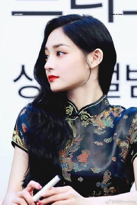 周洁琼与鞠婧祎同穿旗袍，同秀身材，网友：气质差距不止一点儿