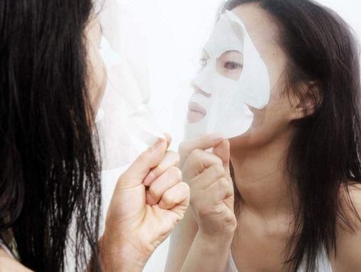 秋天敷面膜，是早上好还是晚上好?很多人做错，难怪皮肤没变化