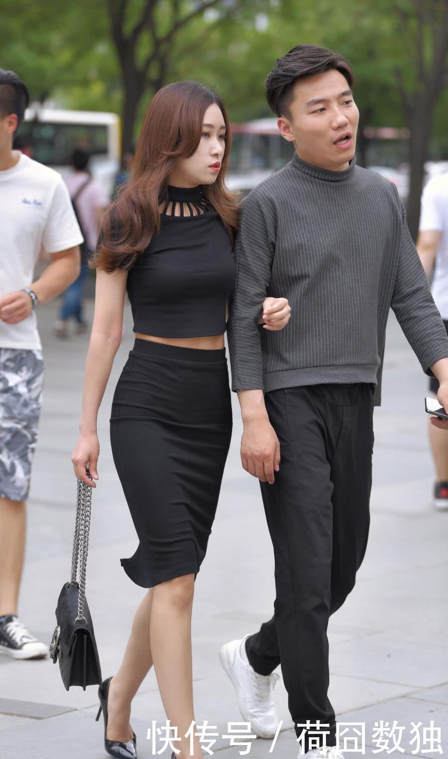  老实|街拍紧身包裙的美女，老实说就是一个背影杀手