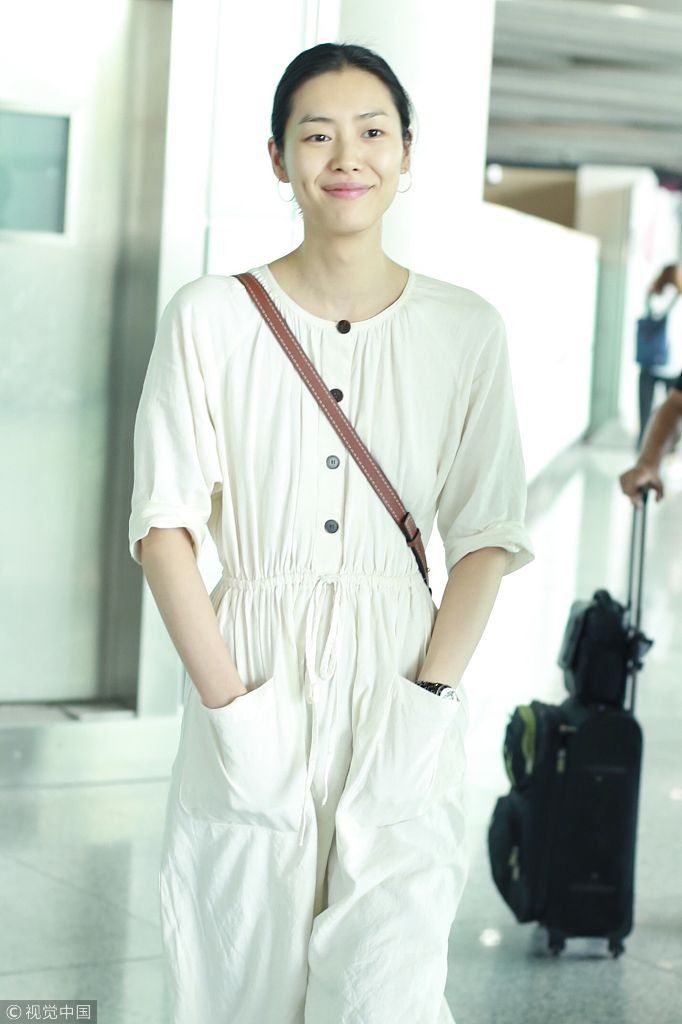 刘雯清爽短发配白色长裙女大学生既视感  对镜嘟嘴卖萌俏皮又可爱