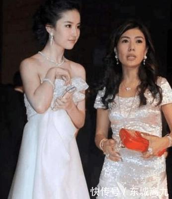 刘亦菲活动现场礼服往下滑, 她则快速往上拉着, 网友: 好尴尬啊