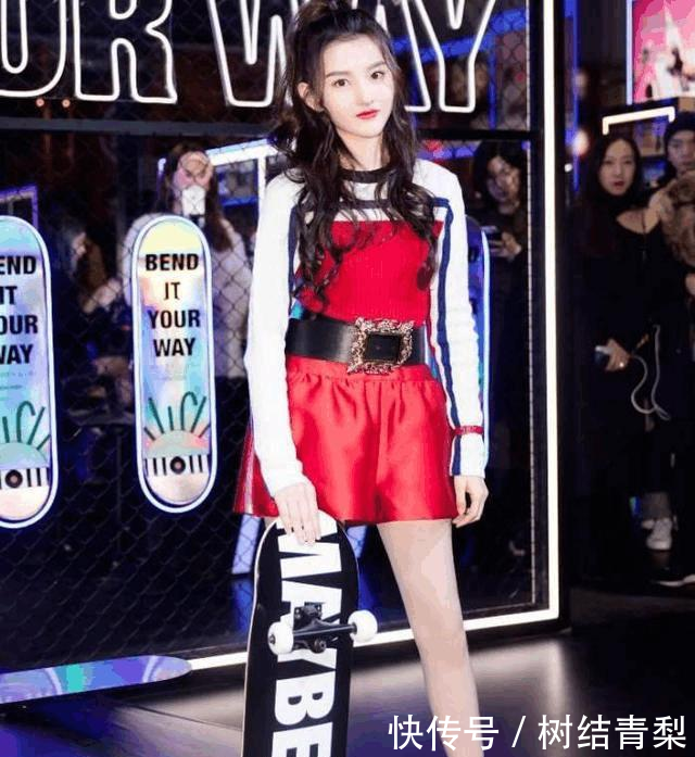 宋祖儿下半身穿黑色短裙, 网友: 大饱眼福!