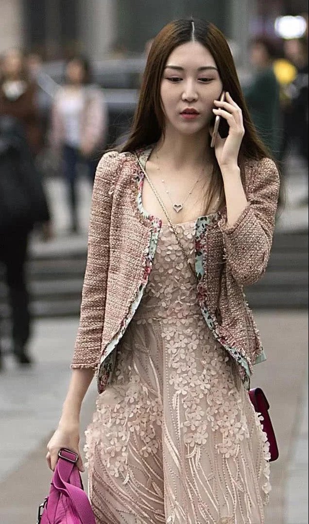 知性小姐姐一身长裙，包裹出肥硕的身材，走路的姿态尽显成熟味儿