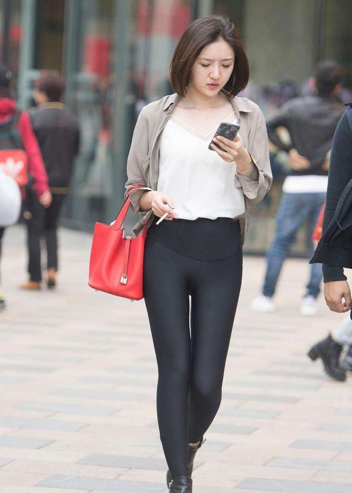 街拍: 光滑贴身的紧身裤, 小姐姐穿的很好看