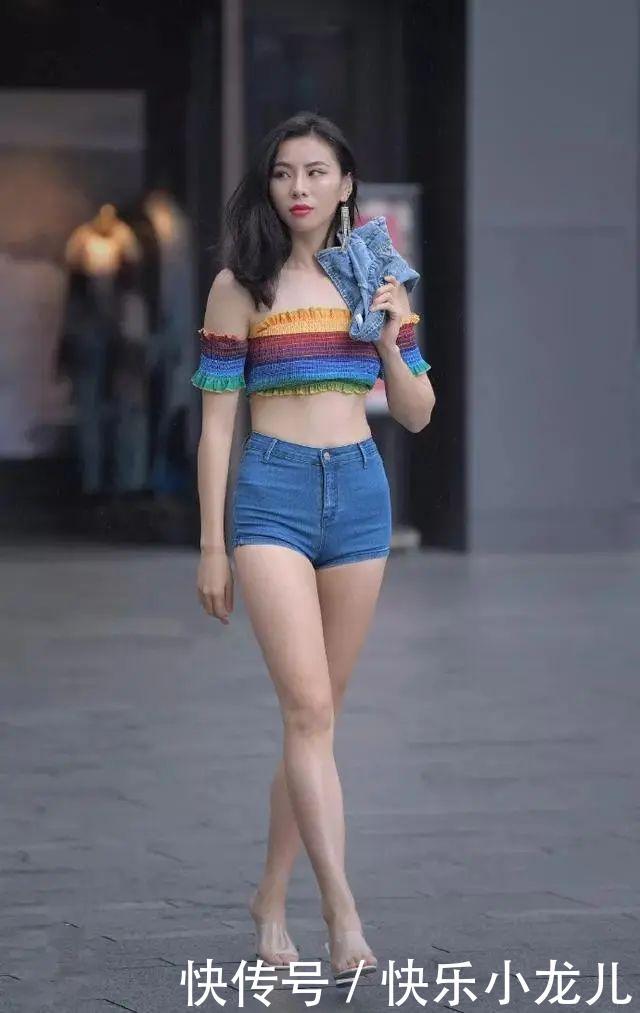  【气质】街拍：脚上穿着一双一字带的高跟凉鞋，透明的一字带让双脚，气质很迷人