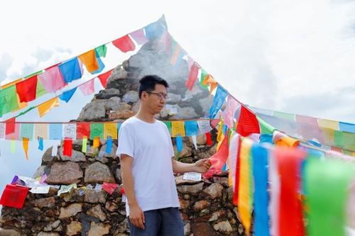 就着月光，伴着洱海，干了这瓶风花雪月，网友：小心喂鱼