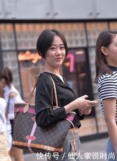 『 街头』还是紧身裤的好看些，街头偶遇两辣妈