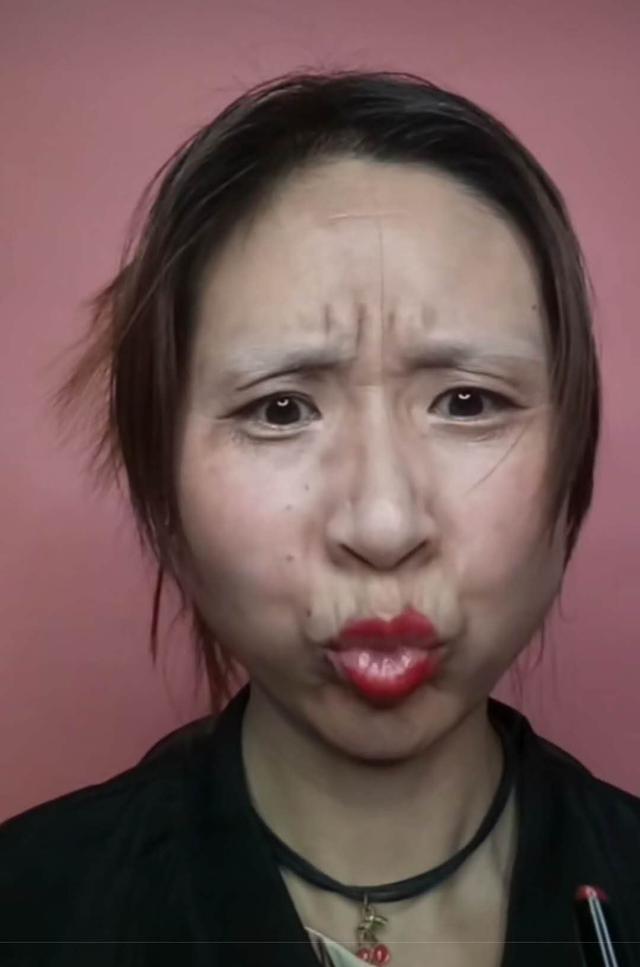 网友展示自己的化妆术，一秒前还是丑小鸭，一秒后变成女神！