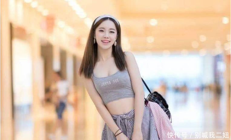 街拍街上美艳的姑娘,图三以“傲人”的身材优势,绝对胜出!