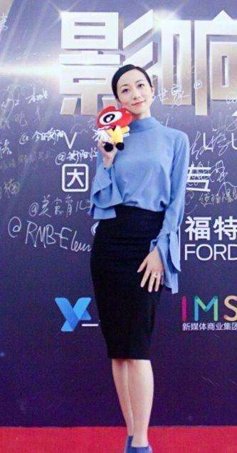 鞠婧祎真厉害! 穿的牛仔短裤好多绳子捆绑 网友: 勒得不疼吗?