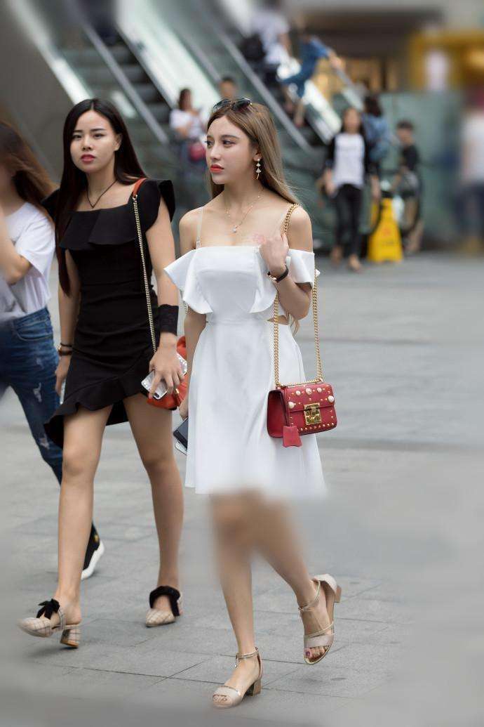 街拍：碎花连衣裙，穿在这位小姐姐身上，果然是成功的女王范哦！
