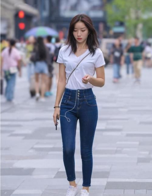  「位小姐姐」“火辣辣”的紧身牛仔裤，最完美的曲线轮廓，网友：经典！