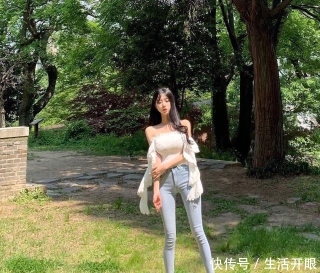 【美女】街拍美女牛仔裤营造浪漫唯美的魅力,更显优雅大方的气质