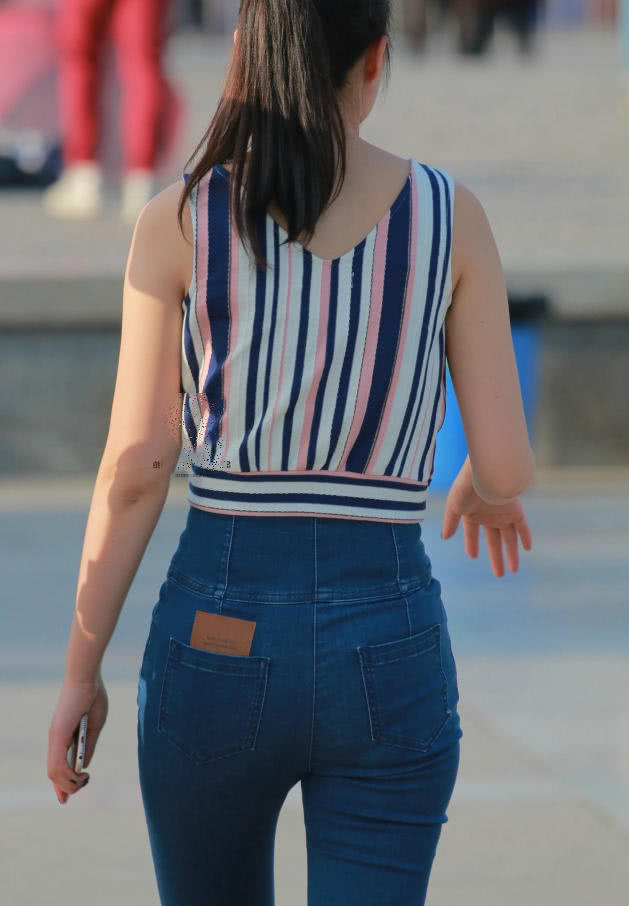 气质小姐姐紧身牛仔裤裹出饱满线条,一个优雅的弯腰很有心机