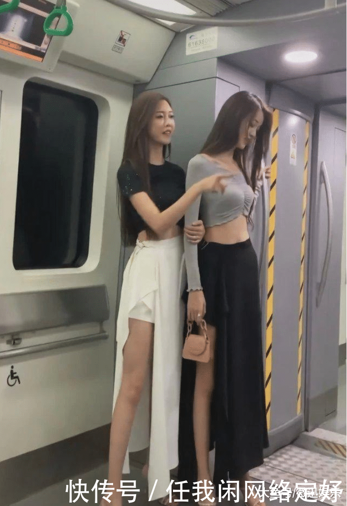 缺憾■带火1款“缺憾裙”左边遮腿，右边却秀腿！，高颜值双胞胎坐地铁