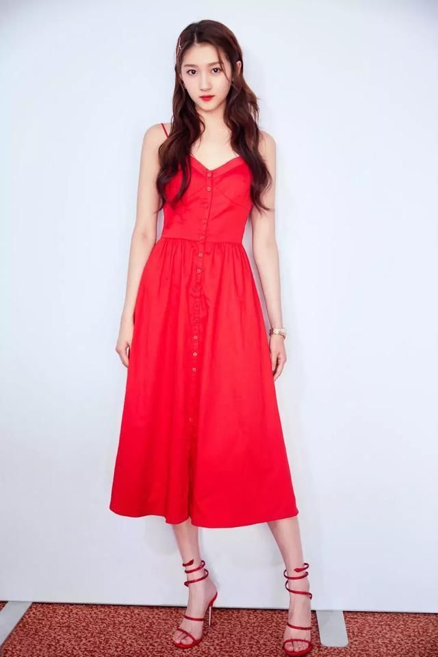 解锁天鹅颈，靠穿衣也能有!试试吴宣仪宋茜的“秀肤”穿搭