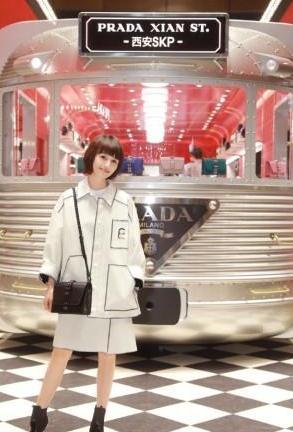 41岁袁泉霸气外漏，换了身皮衣更似女王，坐下来裤腿让人手痒