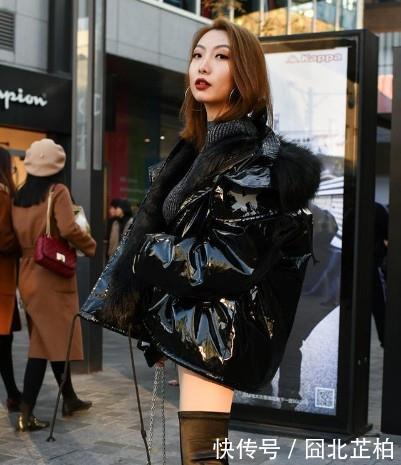 『别致』街拍:身材高挑的气质美女,黑色大衣别致腰带设计,腰身更显纤细
