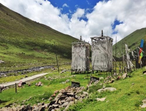 实拍四川莫斯卡：被称为中国最后的秘境村落，人与动物和谐相处