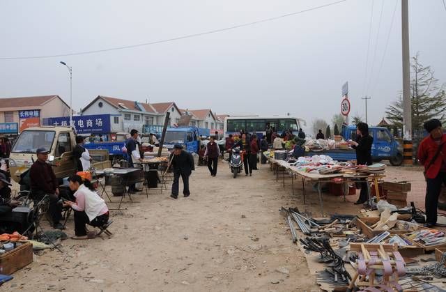  [有人]在农村，有人专门卖“廉价”皮带，15一条，这么便宜，挣