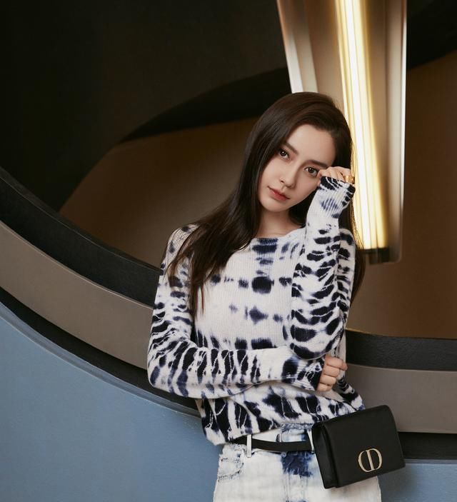  『个性』Baby的美少女发型绝了，搭配扎染背带裤个性潮流，完全不像孩子妈