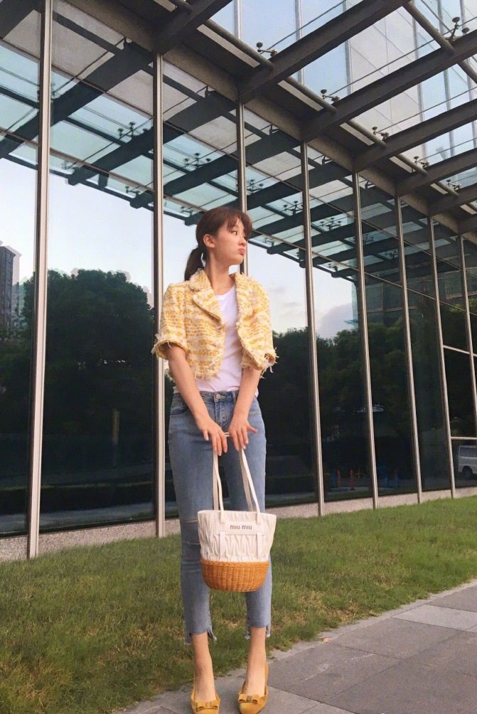 乔欣有钱任性！好好的牛仔裤非得剪掉一块，网友：真显腿长