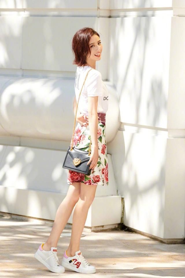 同穿半身印花裙，33岁佟丽娅与26岁迪丽热巴，怎么感觉热巴更好看