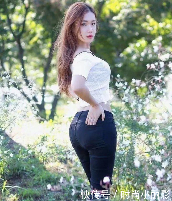 气质女神穿紧身牛仔裤，走到哪里都会受到众人目光的关注！
