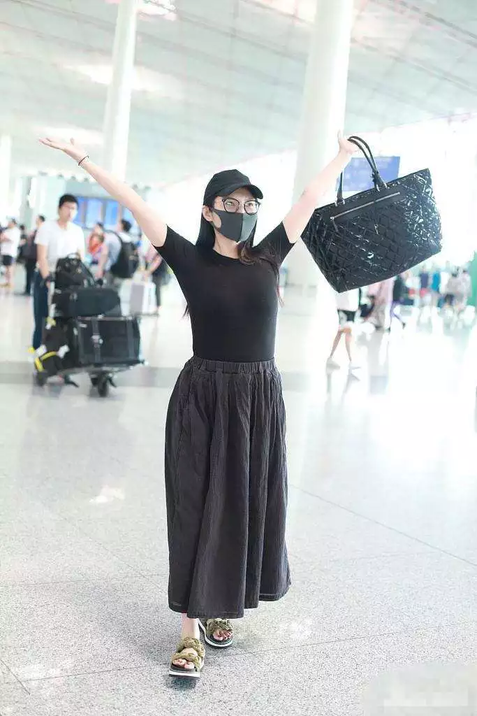 徐冬冬低调现身，T恤搭半身裙接地气，网友却凭借着身材认出了她