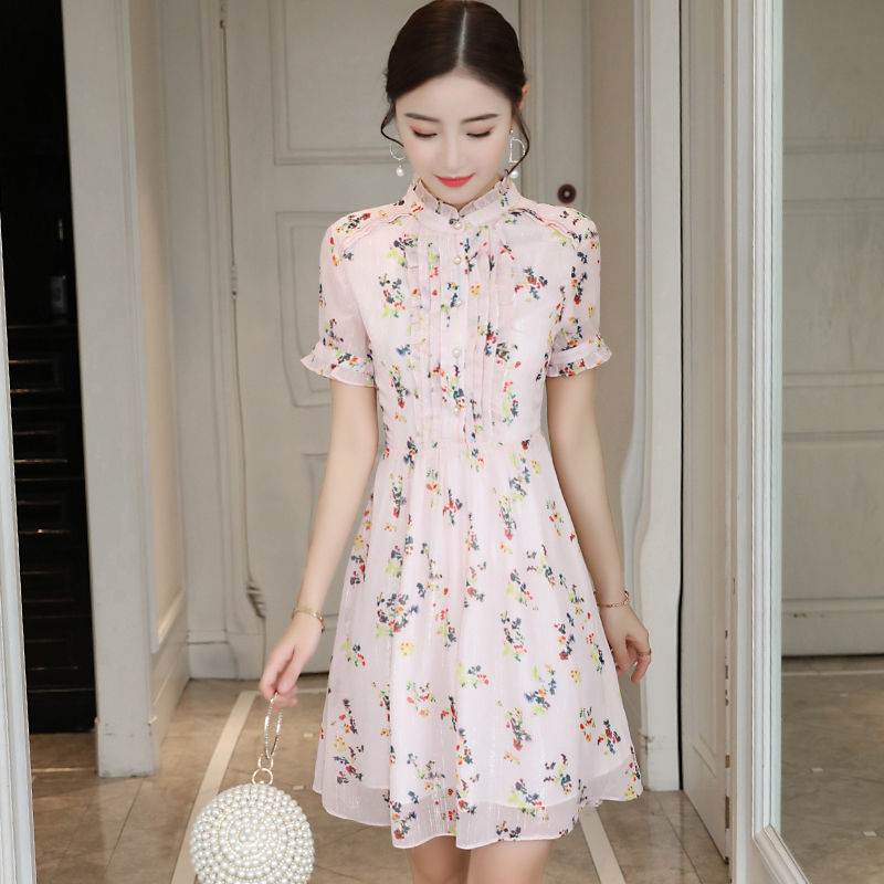 出街就是要穿得漂亮，新上的“秋裙”竟如此时尚，显白又优雅